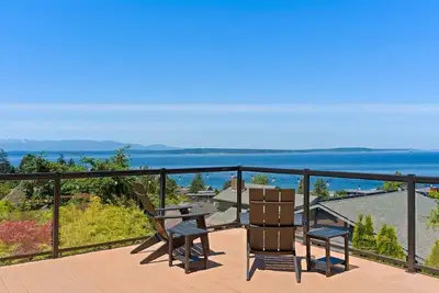 Image de North Beach Modern · Beach Access & Private Yard