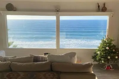 Image de Bluffside BnB • 31 day+ Oceanfront Home