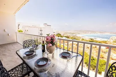 Image de Wake up to sweeping views over Mellieħa Bay from this bright and spacious apartment. With two comfortable bedrooms, two bathrooms, a fully equipped kitchen and a private balcony, it is ideal for families or groups seeking a relaxing Malta stay.