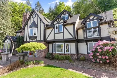 Image de Grand English Home | 7br, Hot Tub & Views