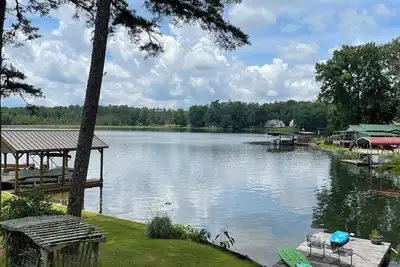 Image de Quiet and Peaceful Lakefront Cottage located just 5 minutes from the interstate.