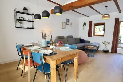 Image de Intime maison de village avec un cadre rural.