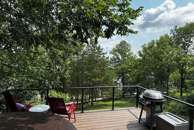 Image de Lucky A Getaway: Romantic Couples A-Frame, Hot Tub, Lake Views, King Bed, Ark