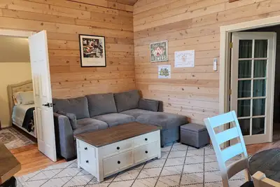 Image de Cozy 2-bedroom cottage with Ac in a quiet, charming Puyallup neighborhood.