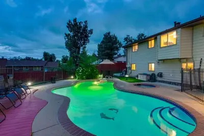 Image de Backyard Oasis Pool Beautiful Home