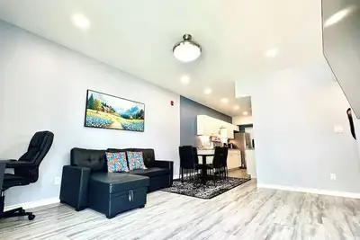 Image de Green102  Spacious 2br Walk to Sfa Sleeps 5  65” Tv  W/D Full Kitchen