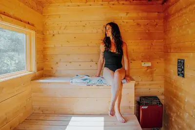 Image de Propriété au bord du lac : piscine, spa, foyer, sauna, salle de jeux, cinéma