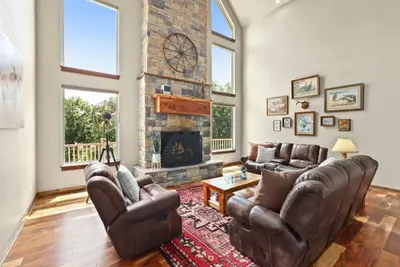 Image de R&K Legacy Estate: Lakefront - Hot Tub - Game Room