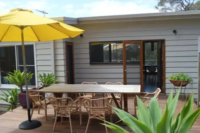 Image de Scandi style beach house, dual sun decks, walking distance to beaches, wood fire