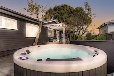 Image de Spa on Broadway - 3 Bedroom house one block from the Square