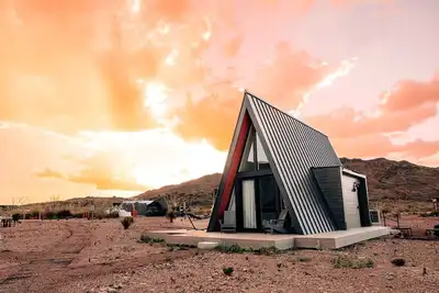 Image de A-Frame de luxe avec terrasse meublée à Terlingua, Texas