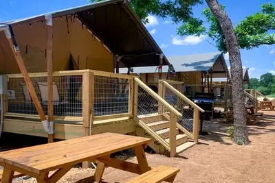 Image de Safari Tent Cabin with Campfire & Scenic River Views in Kingsbury, Texas