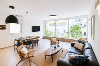 Image de Spacious Quiet 2br & Parking City Center by FeelHome