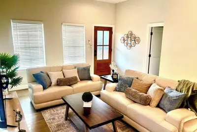 Image de Designer Home Near Downtown w/Patio+Board games