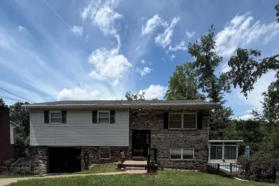 Image de Spacious home in friendly neighborhood. Near hospitals, sports, downtown.
