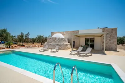 Image de À mi-chemin entre le charmant centre historique d'Ostuni et les plages dorées de la côte adriatique, Villa Smeraldo est une magnifique demeure avec piscine privée, Wi-Fi et climatisation : une oasis de charme et de quiétude pour des vacances inoubli