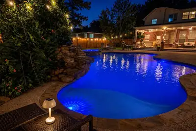 Image de Welcome to the Spring Oasis. Spacious 5-bedroom. Heated Pool open all year!