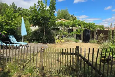 Image de Bucolique et au calme, maisonnette de charme avec son jardinet et parking privé.