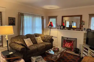 Image de Cozy 1-bedroom house in peaceful Monrovia with Ac. Walk to historic Myrtle Ave.