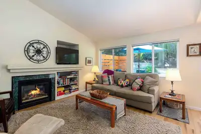 Image de 3 Bedroom Bend Retreat | Dog-Friendly Getaway Near the Old Mill