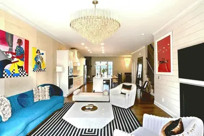Image de Luxury 4br Townhouse • Cinema Suite • Brookhaven