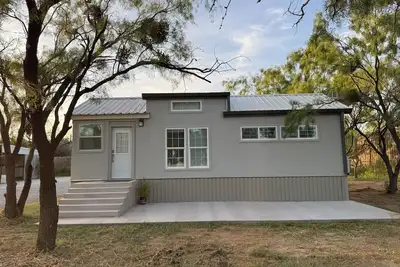 Image de 2-bedroom tiny home with 2 rv spots available Hawley