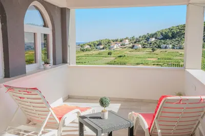 Image de Appartement de trois chambres avec la terrasse et la vue sur le mer Lumbarda, Korcula (A-27912-a)
