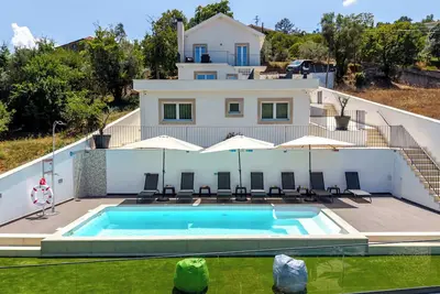 Image de Olival Dream House. House w/ Pool by HostWise