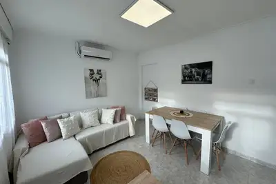 Image de Appartement '6 Pers. · 2 Chambres Doubles · À 400m de la Plage' avec Wi-Fi et Climatisation