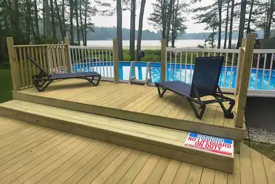 Image de The Lake House New Pool Hot Tub Kayaks FirePit Screened Patio Foosball Fireplace