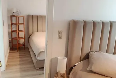 Image de 2 trés belles chambres communiquantes avec salle de bain privative.