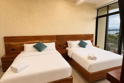 Image de Boutique Suite | 2 Queen Beds | Lake & Flores Island View