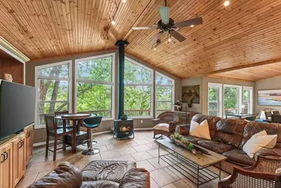 Image de Four Bedroom Home with War Eagle River View and Access
