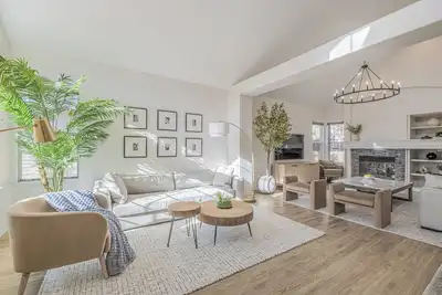 Image de Spacious 4br Aurora Home with Sunroom and Fireplace