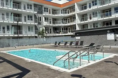 Image de Penthouse 3 Bedroom 2 Bathroom with a Lake View! 5 Minute walk to the Beach