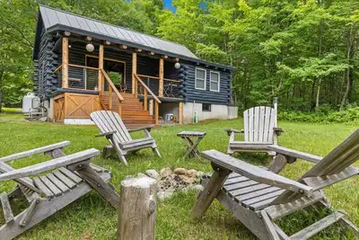 Image de Cozy Log Cabin Near Stowe with Fire Pit & Deck