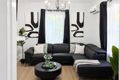 Image de Central Moncton 2br | Walk, Pets & Parking