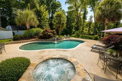 Image de Chef's Château Suite C | Cal King Bed, Pool + Hot Tub