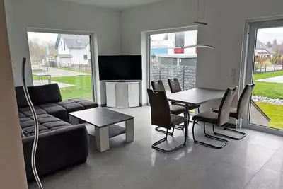 Image de Location de vacances moderne avec cheminée, à environ 1 300 mètres de la plage de sable, 2 chambres, jusqu’à 5 personnes