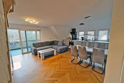 Image de Location de vacances moderne avec cheminée, à environ 1 300 mètres de la plage de sable, 3 chambres, jusqu’à 6 personnes