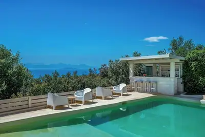 Image de Villa sur le golfe avec vue panoramique et piscine