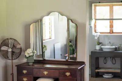 Image de Karakul  4-bedroom cottage with views in charming Stanford