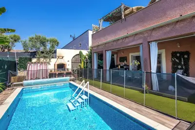Image de Charmant rez-de-villa avec piscine chauffée