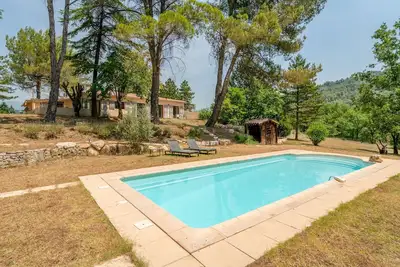 Image de 'Maison Marvic en Provence' avec piscine privée et vue montagnes, aux pieds des vignes