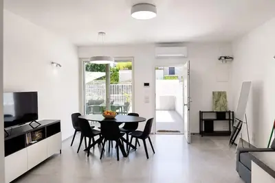 Image de GuestHost - Comfy Verandah Flat X6 Near the Sea