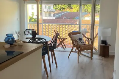 Image de Appartement refais à neuf. Idéal pour un couple. Proche commodités, plage, parc.