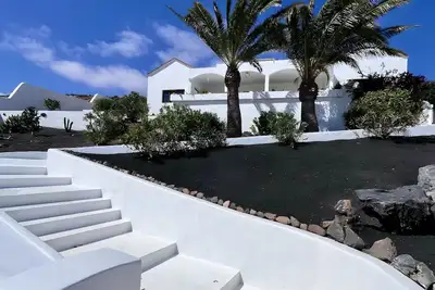 Image de Villa de vacances « Haley’s - Luxe à Lanzarote » avec vue sur la montagne, terrasse privée et Wi-Fi