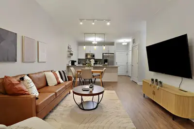 Image de 2br Downtown Elmhurst - Pool, Gym, King Beds, Prkg