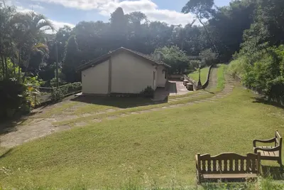 Image de Entire single-story house embraced by nature in the Serra da Cantareira mountains.