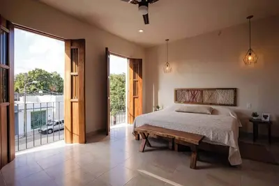 Image de Colonial Home for 6 · Garden · Historic Downtown